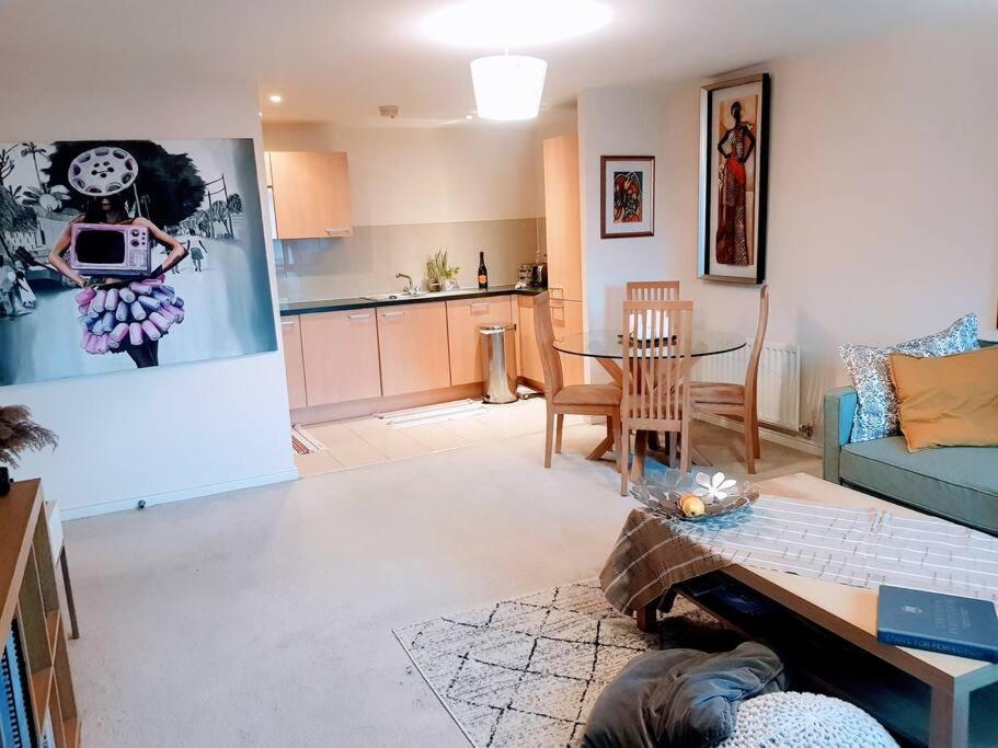 Central Spacious And Secure With A Double Bed エッジウェア エクステリア 写真
