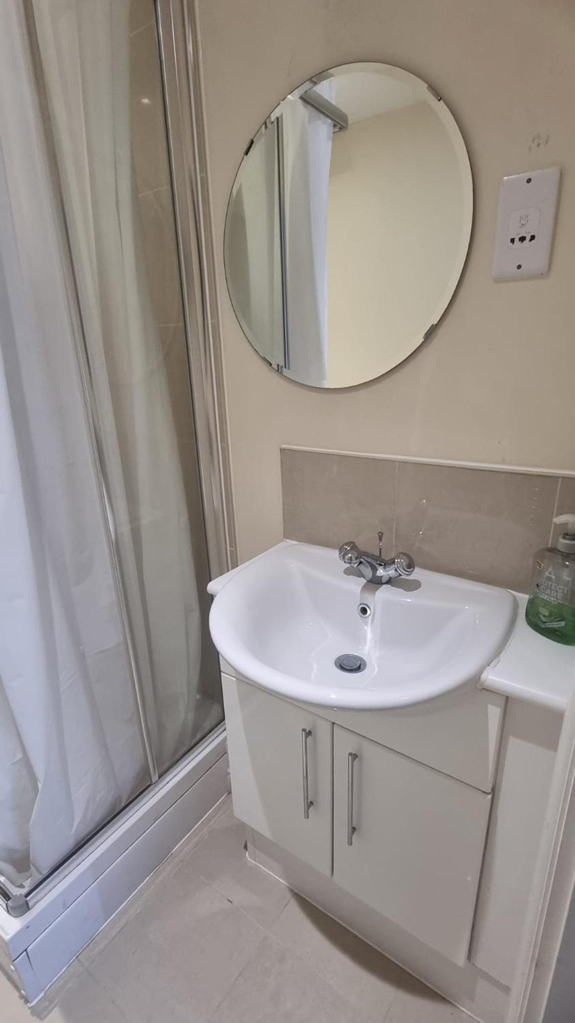 Central Spacious And Secure With A Double Bed エッジウェア エクステリア 写真